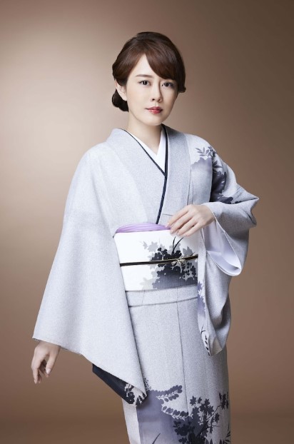 現在の丘みどりさんは、演歌歌手らしい着物姿