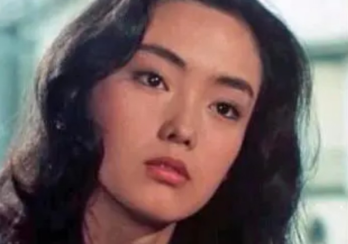 若い頃の魅力：当時の画像や雰囲気をチェック