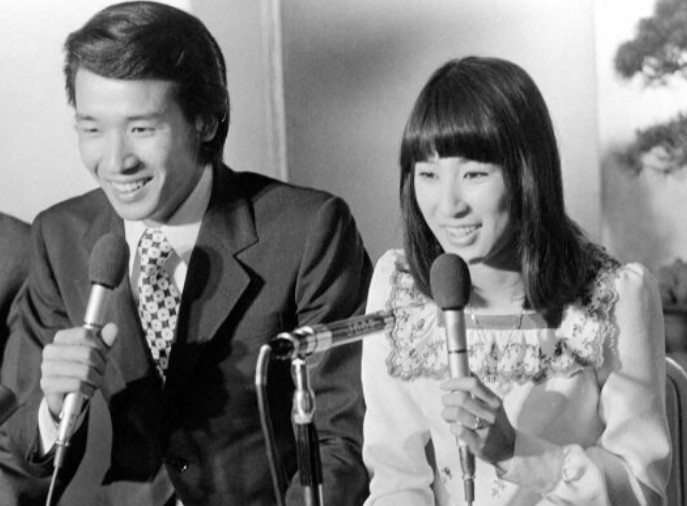 妻の写真はある？公に出ている情報の探し方と注意点